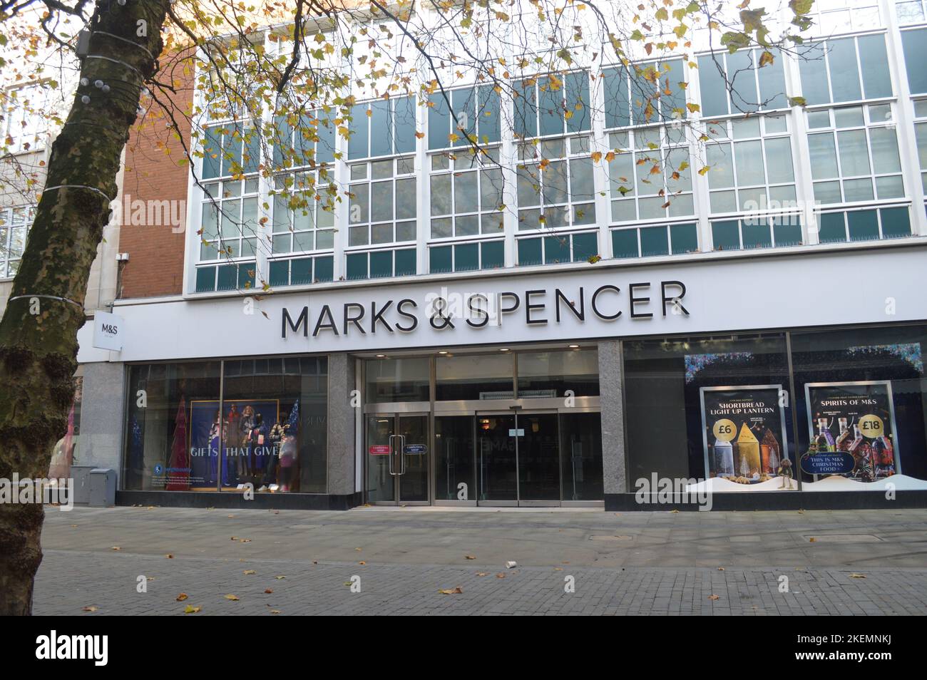 13.. November 2022, Swansea, Wales, Vereinigtes Königreich. Marks & Spencer Schaufenster in der Oxford Street. Stockfoto