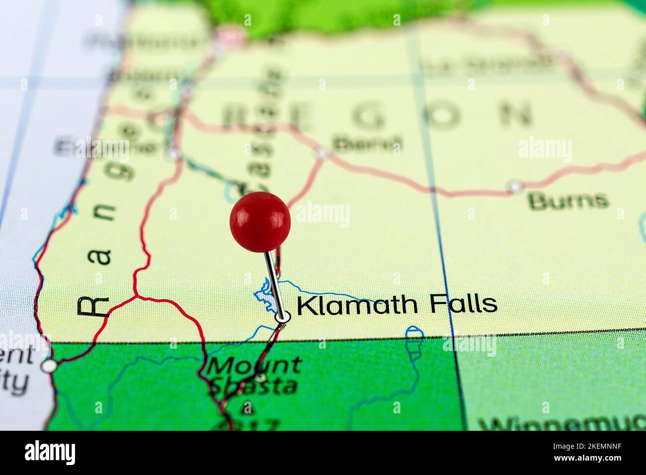 PIN-Karte zu Klamath Falls. Nahaufnahme der Klamath Falls Karte mit roter Nadel. Karte mit rotem Nadelpunkt von Klamath Falls in den USA. Stockfoto