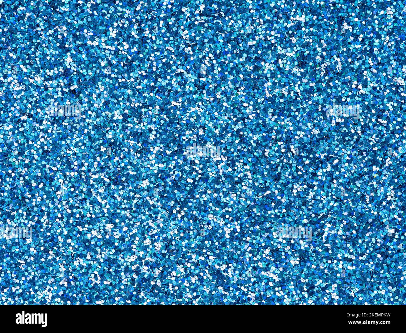 Leuchtend blaue Glitzerstruktur. Designmuster aus holographischem funkelndem Glitter zur Dekoration und Gestaltung ungewöhnlicher, extravaganter Weihnachten, Neu Stockfoto