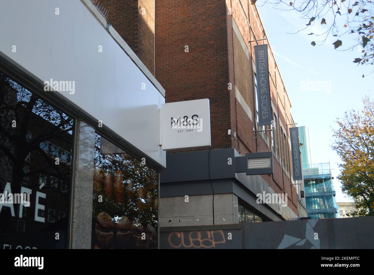 13.. November 2022, Swansea, Wales, Vereinigtes Königreich. M&S-Beschilderung auf der Oxford Street Swansea. Stockfoto