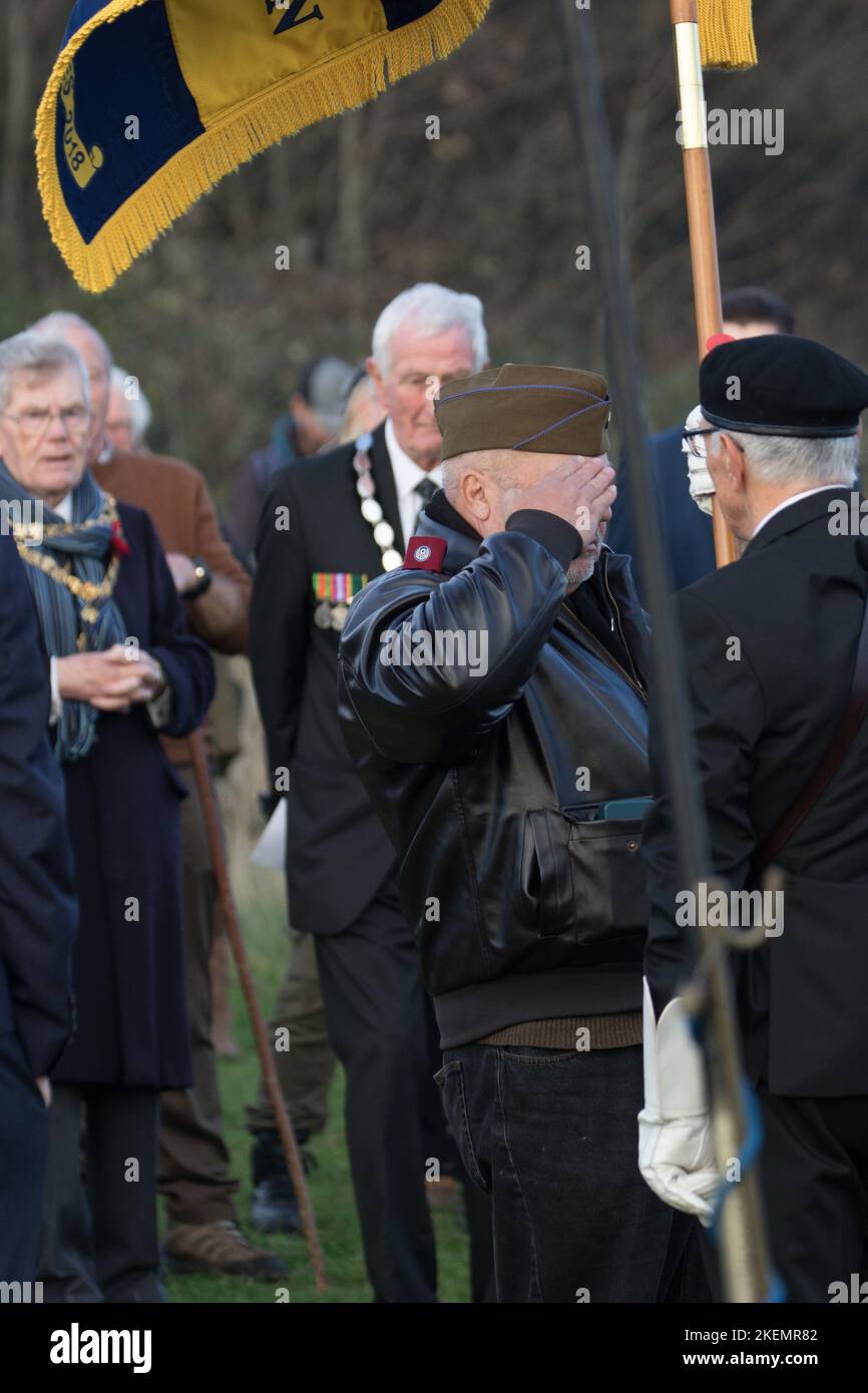 Butts Brow, Eastbourne, East Sussex, Großbritannien. 13.. November 2022. Die Bewohner der Küstenstadt Eastbourne machen sich am Denkmal der amerikanischen Besatzung des USAF Liberator Bombers Ruth-Less, der einen Hügel direkt über der Stadt anschlug, auf den steilen Berg mit Hintern zuschlagen, der nach einem zu einem nahegelegenen Flugplatz zurückkehren wollte Bombenangriff auf das besetzte Frankreich im Jahr 1944 . aber Schäden und schlechte Sicht sahen das Flugzeug Absturz nur wenige Meter von der Sicherheit tötete die Besatzung von 10. Kredit: Newspics UK South/Alamy Live Nachrichten Stockfoto