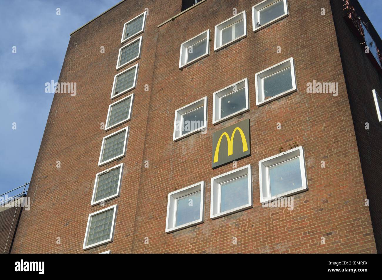 13.. November 2022, Swansea, Wales, Vereinigtes Königreich. McDonalds auf der Oxford Street. Stockfoto