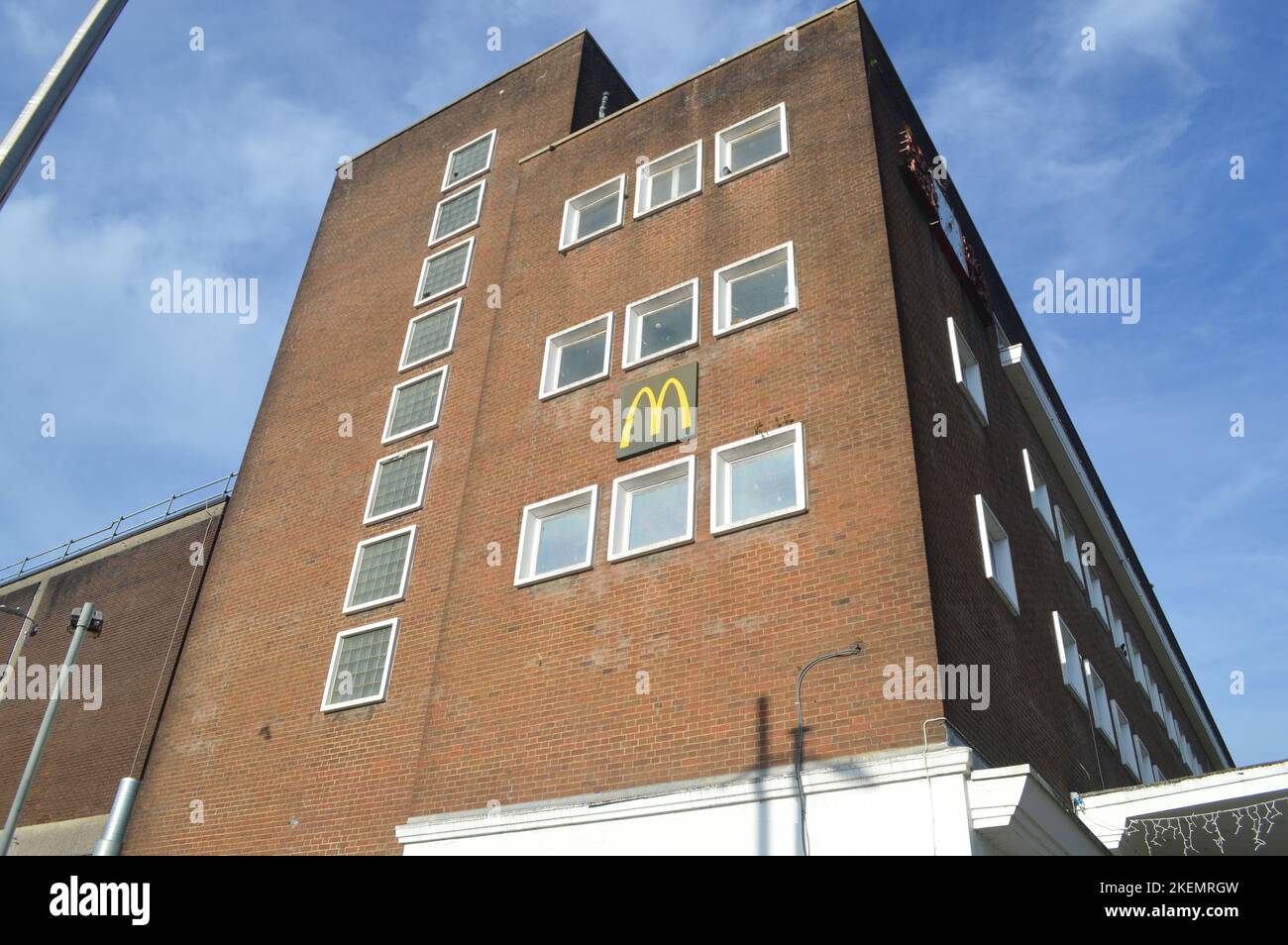 13.. November 2022, Swansea, Wales, Vereinigtes Königreich. McDonalds-Gebäude an der Oxford Street Swansea. Stockfoto