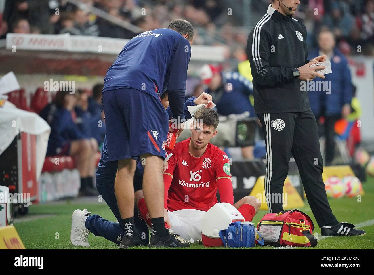Mainz, Deutschland. 13.. November 2022. Anton Stach (Mainz), Wunde am Kopf, wird behandelt. Fußball 1. Bundesliga-Saison 2022/2023, Spieltag 15., matchday15, 1.FSV FSV FSV Mainz 05 - Eintracht Frankfurt 1-1 am 13.11.2022, MEWA ARENA MAINZ ? Kredit: dpa/Alamy Live Nachrichten Stockfoto