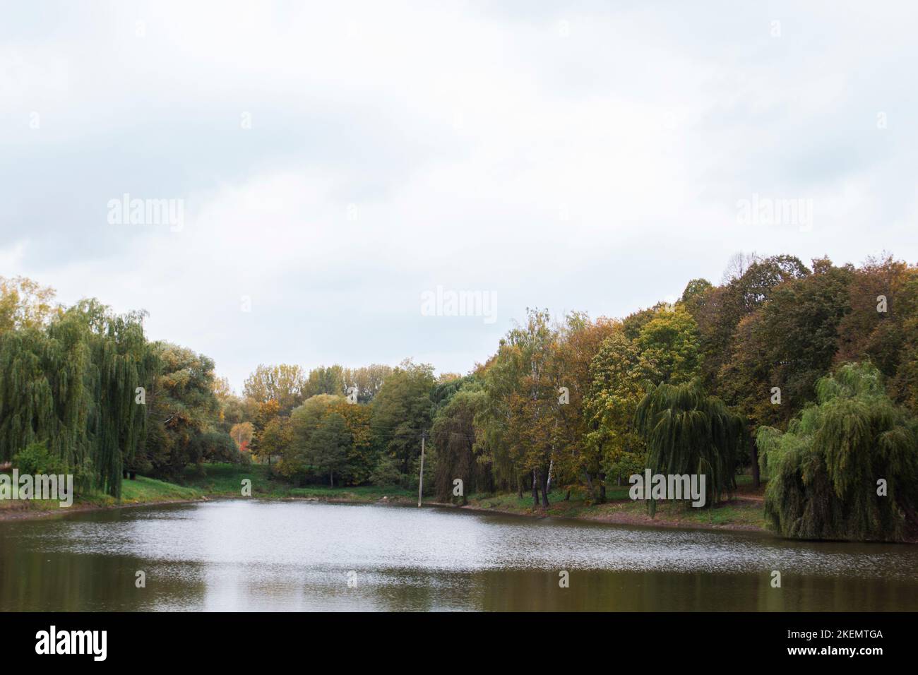 Herbstlandschaft im Stadtpark, Herbst in Moldawien. Stockfoto