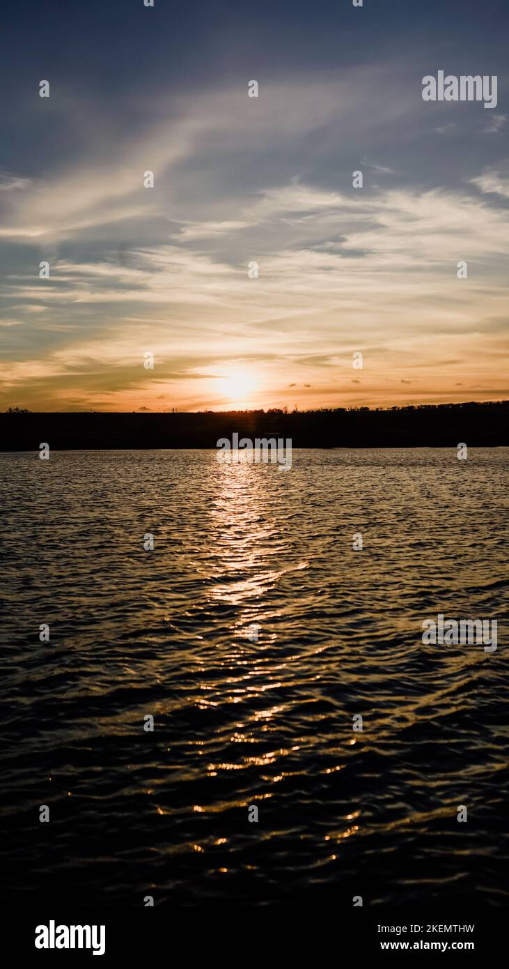 Wunderschöne Küste in Tibau do Sul bei einem hellen Sommeruntergang mit einem großen Fluss und Booten im Hintergrund. Stockfoto