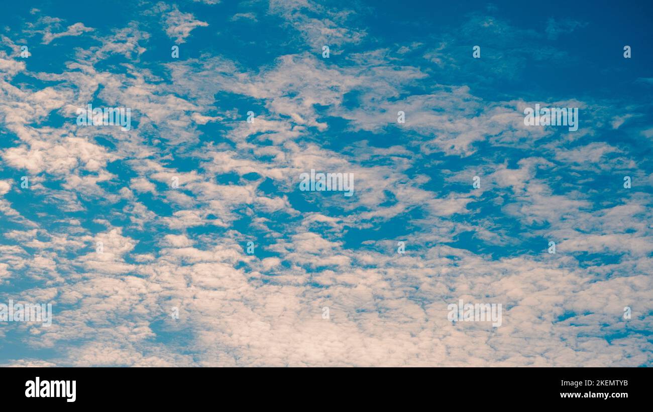 Weiße Wolken am blauen Himmel. Federwolken am Himmel, Wolkenhintergrund Stockfoto