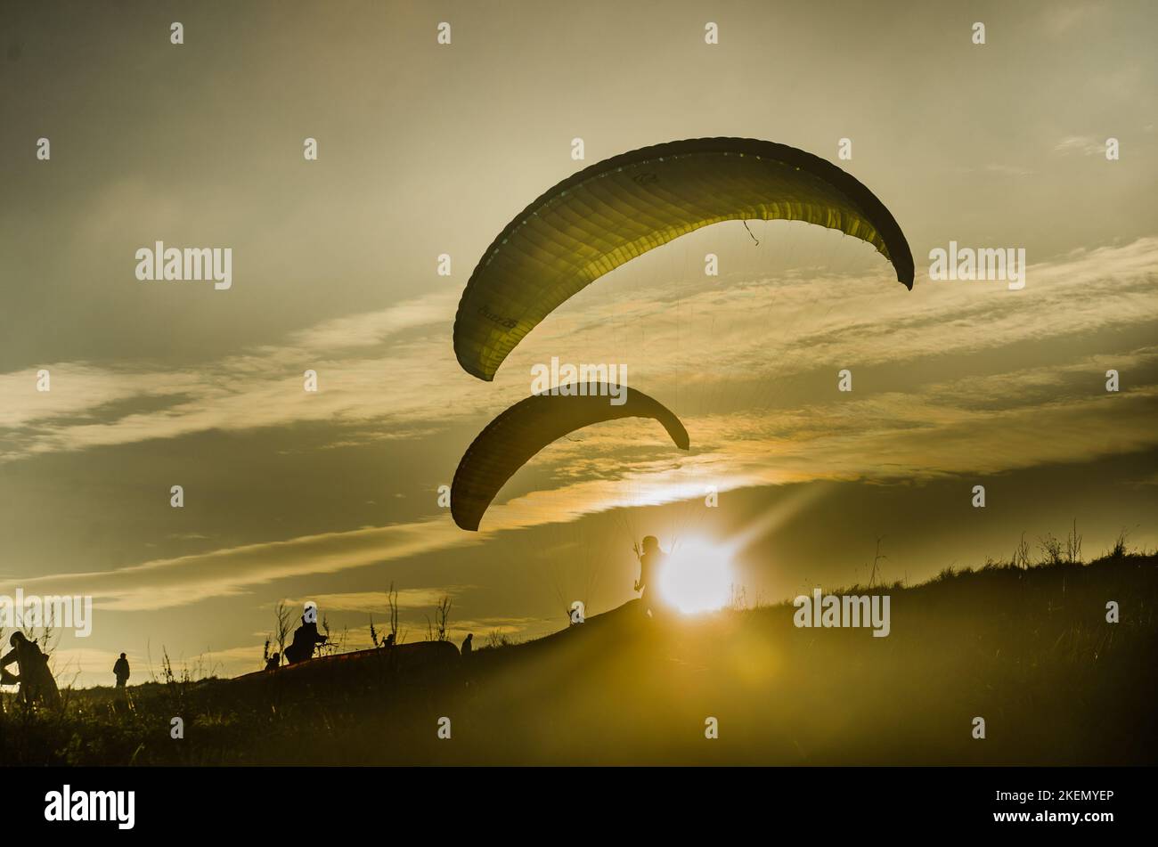 Beachy Head, Eastbourne, East Sussex, Großbritannien. 13.. November 2022. Der Südwind bringt Gleitschirmflieger wieder an den herrlichen Ort an den Sussex Downs westlich von Eastbourne. Kredit: David Burr/Alamy Live Nachrichten Stockfoto