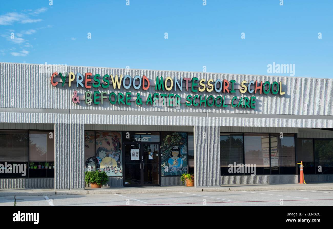Spring, Texas USA 11-11-2022: Cypresswood Montessori School Kita-Außenansicht in Spring, TX. Vor und nach der Schule Betreuung von Kindern. Stockfoto
