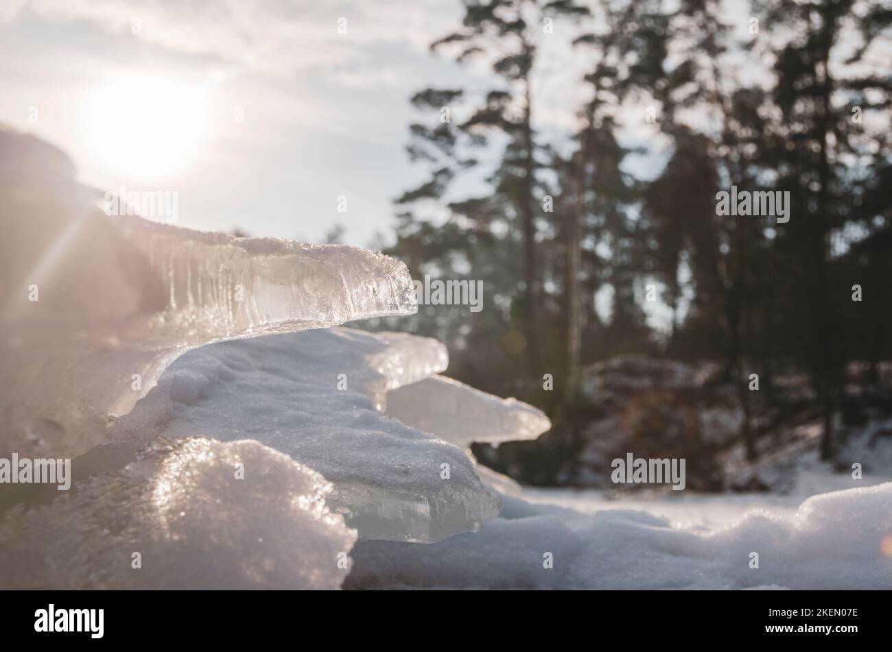 Nahaufnahme von Eisstücken und Schneeverwehungen im Winter. Stockfoto