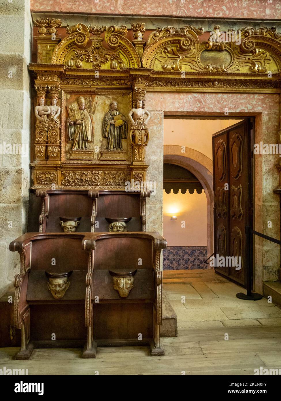 Mosteiro de São Martinho de Tibães Kirche hohe Chorstühle Stockfoto