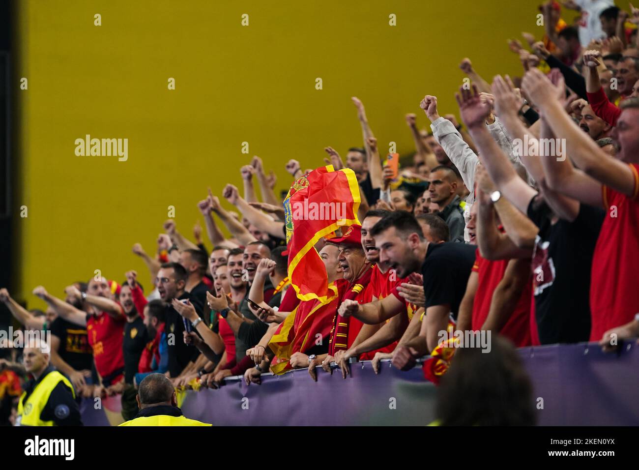 SKOPJE, MAZEDONIEN - 13. NOVEMBER: Montenegro-Fans während der Hauptrunde - EHF EURO 2022 Spiel zwischen Frankrijk und Montenegro in der Arena Boris Trajkovski am 13. November 2022 in Skopje, Mazedonien (Foto: Henk Seppen/Orange Picches) Stockfoto