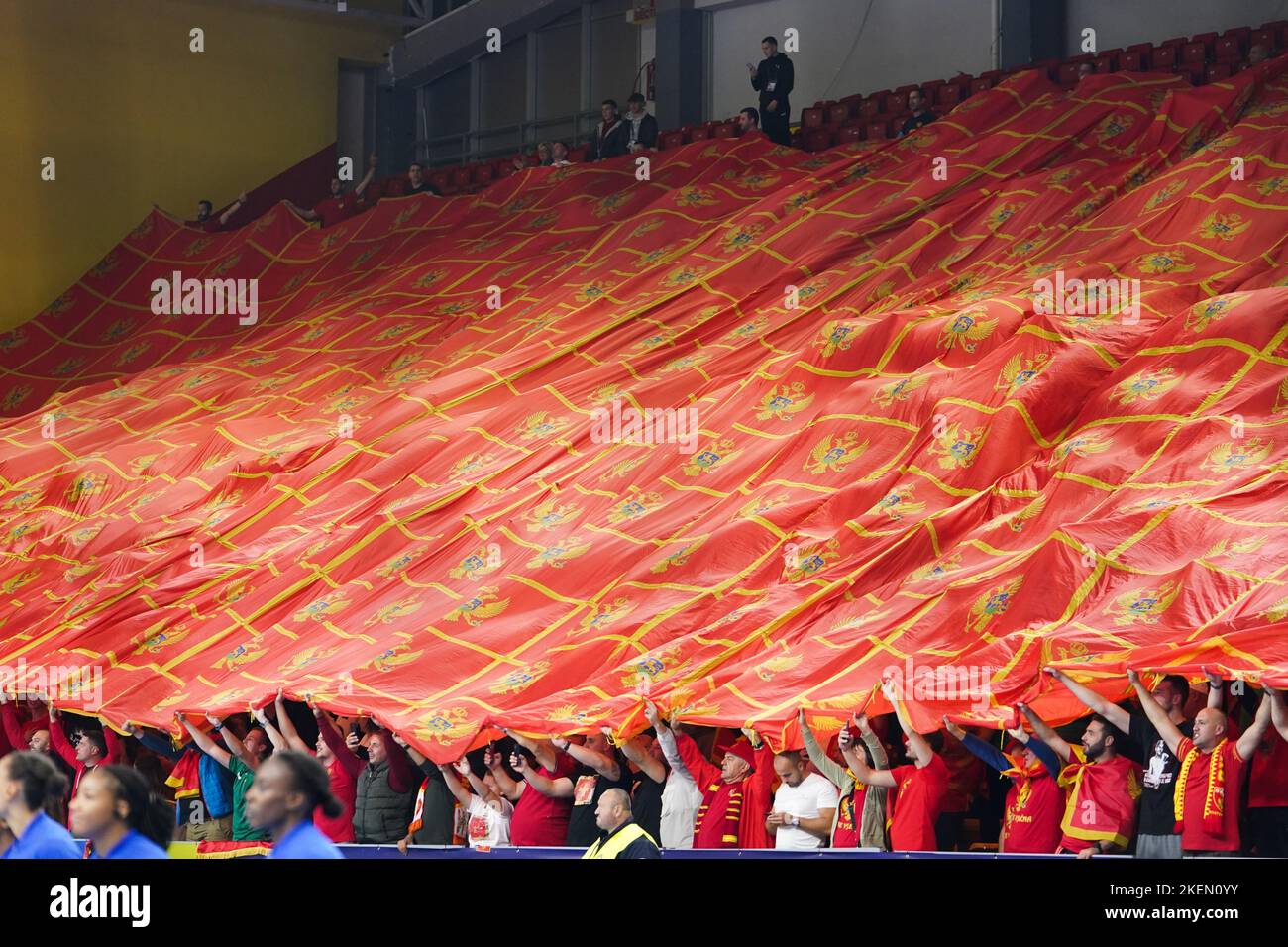SKOPJE, MAZEDONIEN - 13. NOVEMBER: Fans Montenegros während der Hauptrunde - EHF EURO 2022 Spiel zwischen Frankrijk und Montenegro in der Arena Boris Trajkovski am 13. November 2022 in Skopje, Mazedonien (Foto: Henk Seppen/Orange Picches) Stockfoto