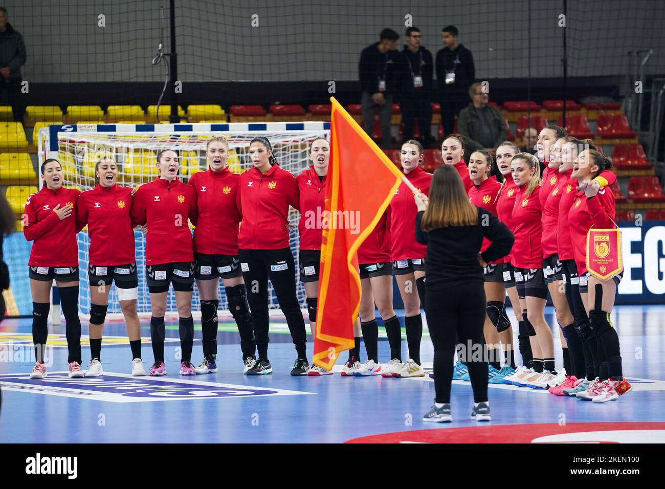 SKOPJE, MAZEDONIEN - 13. NOVEMBER: Montenegros Spieler während der Hauptrunde - EHF EURO 2022 Spiel zwischen Frankrijk und Montenegro in der Arena Boris Trajkovski am 13. November 2022 in Skopje, Mazedonien (Foto: Henk Seppen/Orange Picches) Stockfoto