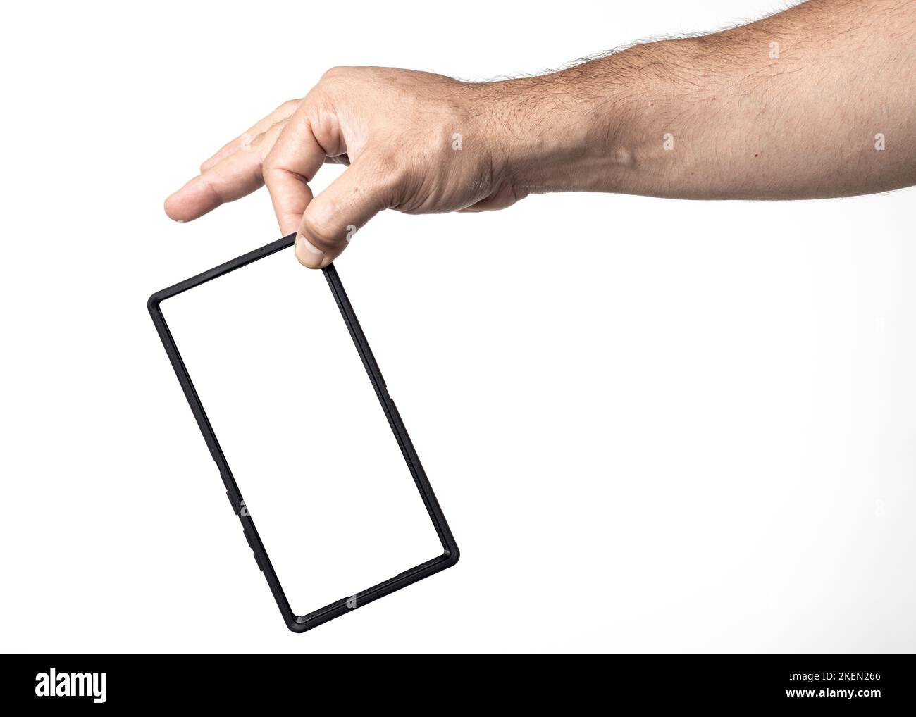 Hand und Arm eines Mannes, der ein Mobiltelefon mit einem leeren Bildschirm auf einem kernweißen Hintergrund hält. Stockfoto