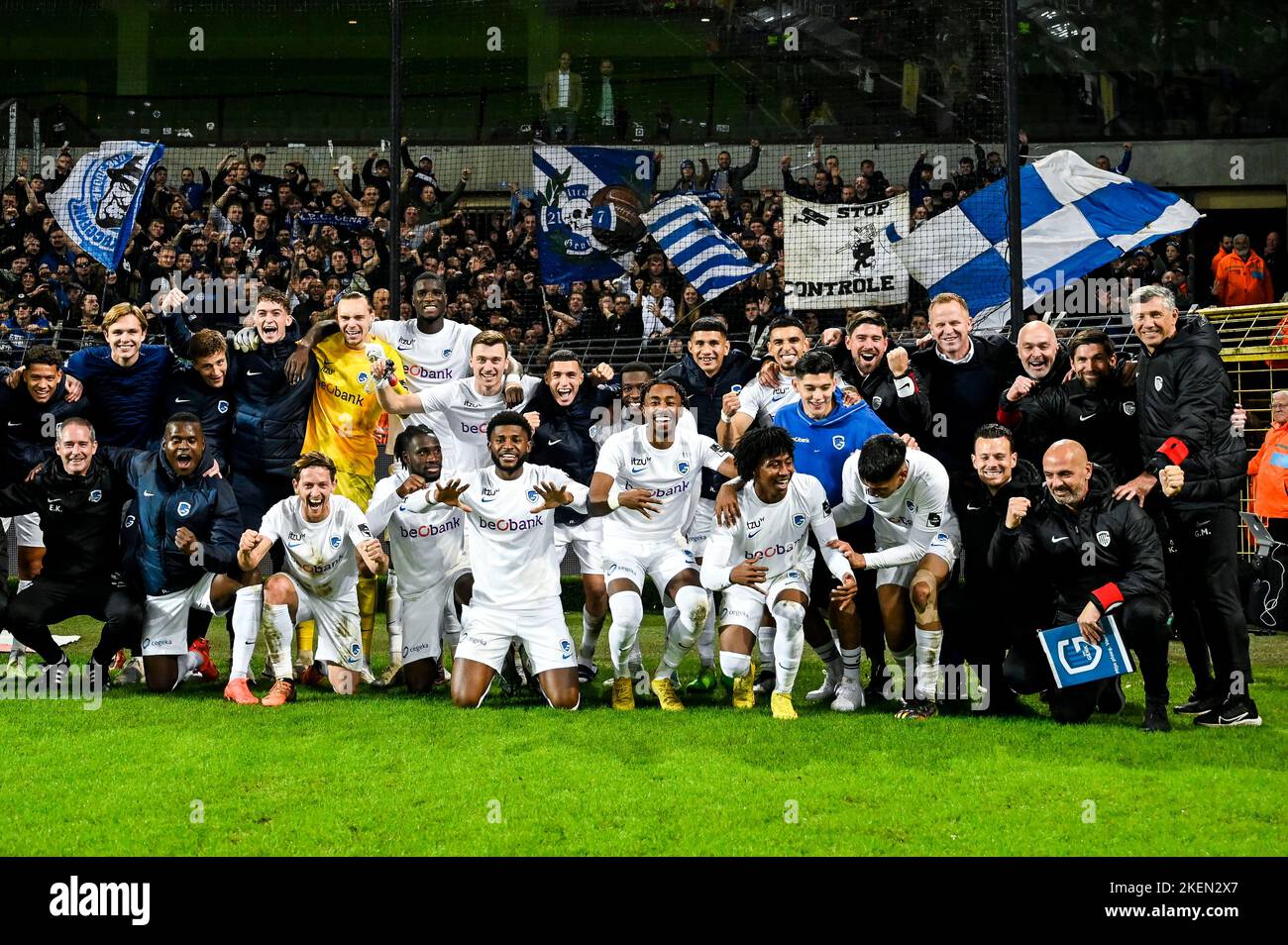 Racing Genk Spieler feiern nach dem Gewinn eines Fußballmatches ...