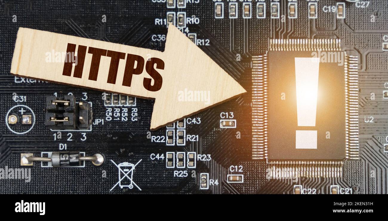 Internet- und Sicherheitskonzept. Auf der Computerplatine eine Mikroschaltung mit einem Ausrufezeichen und einem Pfeil mit der Aufschrift - HTTPS Stockfoto