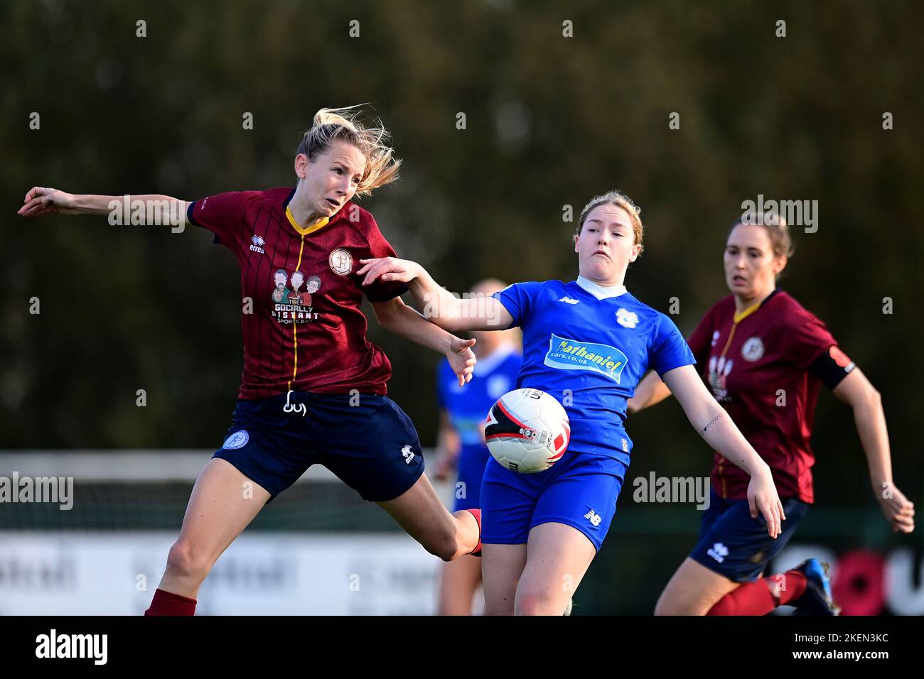 Cardiff, Großbritannien. 13.. November 2022. Jessica Westhoff aus Cardiff traf WFC Vies wegen des Besitzes mit Phoebie Poole von Cardiff City Women's - Pflichtfeld per Linie Kredit: Ashley Crowden/Alamy Live News Stockfoto