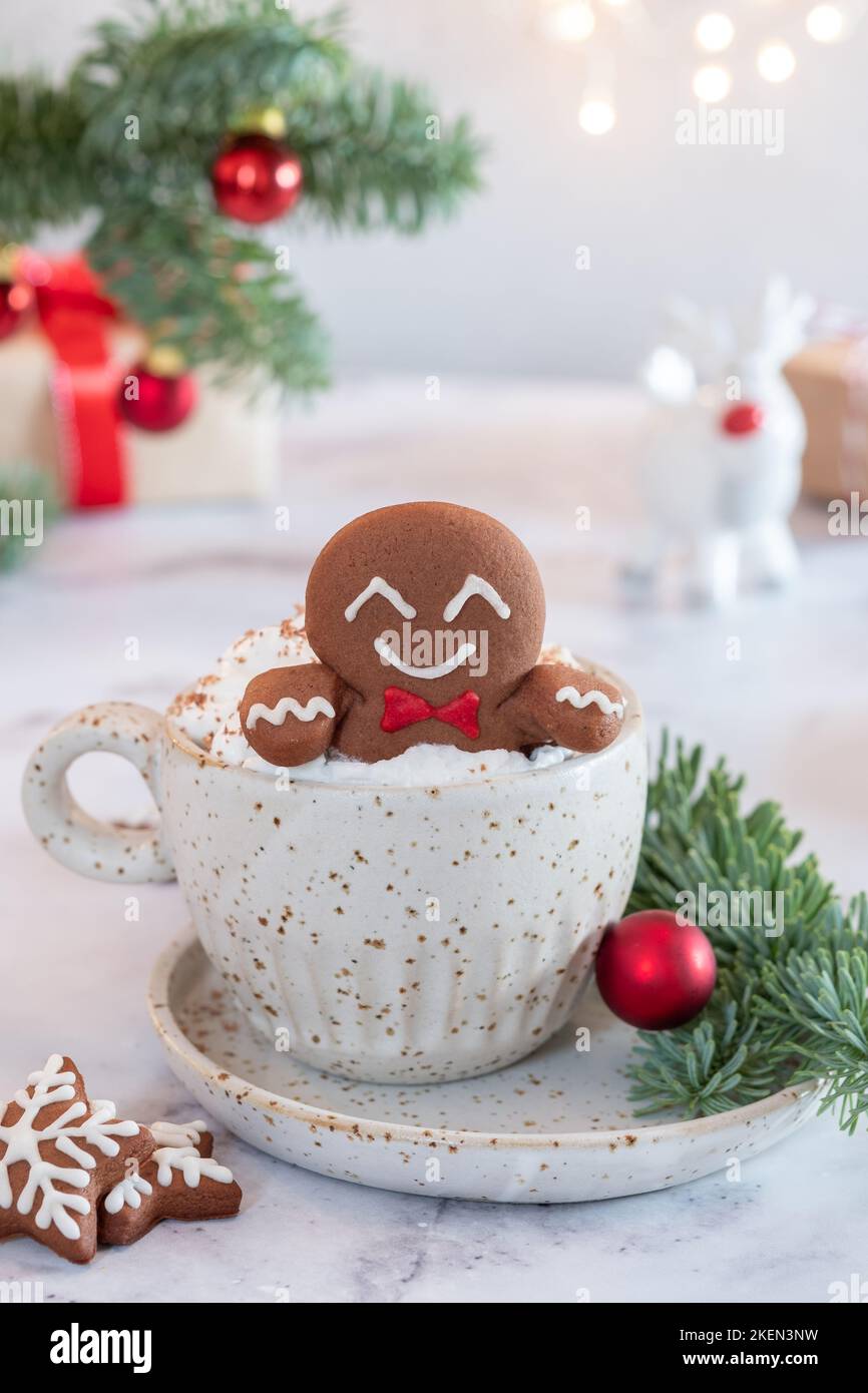 Lebkuchenkekse Mann in einer heißen Schokolade. Stockfoto