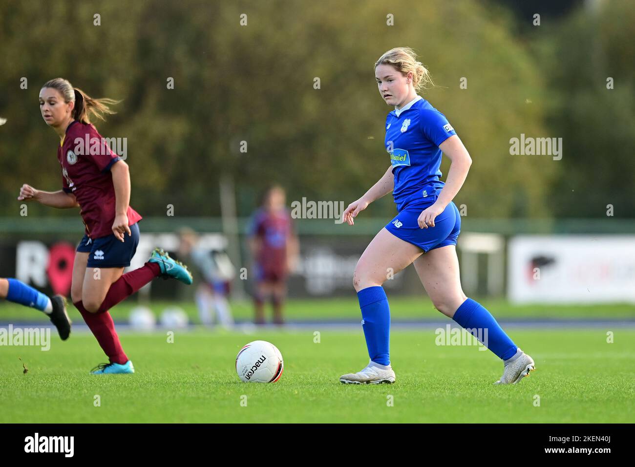 Cardiff, Großbritannien. 13.. November 2022. Phoebie Poole von Cardiff City Women's - Pflichtfeld per Linie Kredit: Ashley Crowden/Alamy Live News Stockfoto