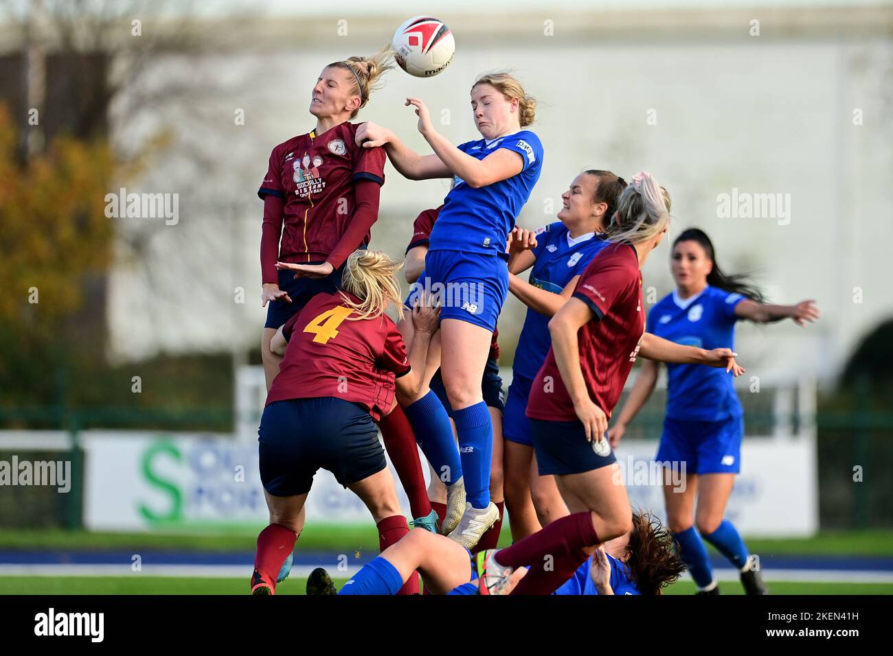 Cardiff, Großbritannien. 13.. November 2022. Shannon Evans von Cardiff traf WFC-Kämpfe mit Phoebie Poole von Cardiff City Women's - Pflichtfeld per Linie Kredit: Ashley Crowden/Alamy Live News Stockfoto