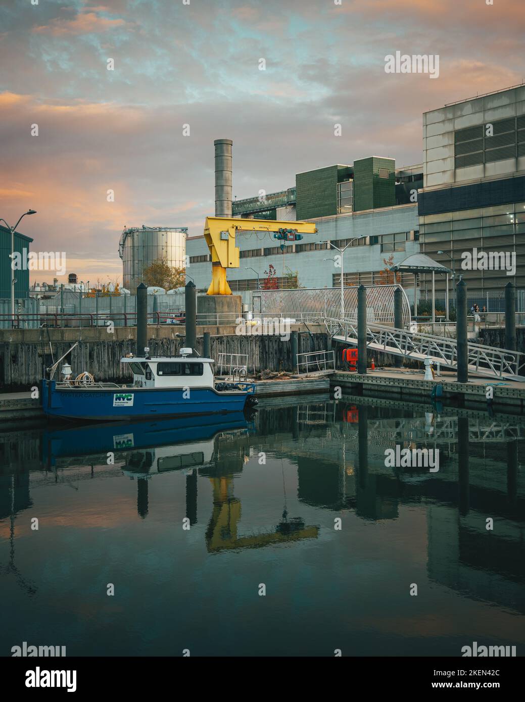 Sonnenuntergänge beim Newtown Creek Nature Walk, Brooklyn, New York Stockfoto