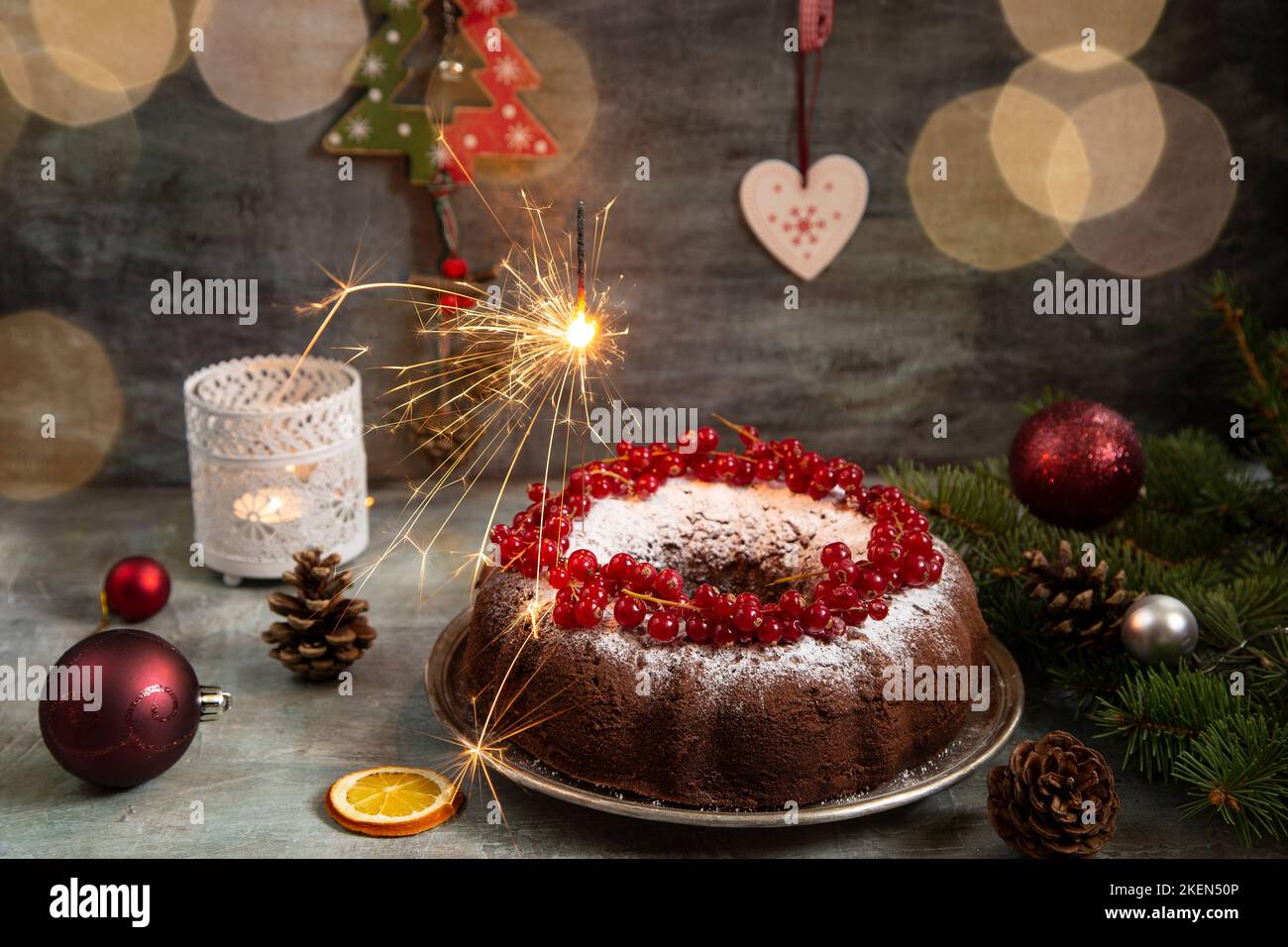 Weihnachtskuchen mit Dekoration und einem brennenden Funkeln Stockfoto