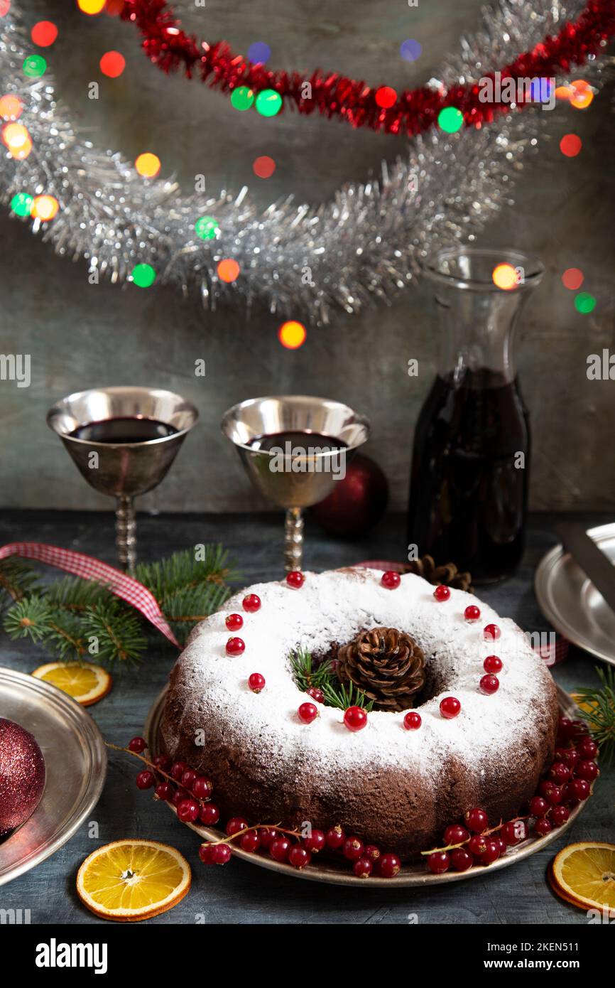 Weihnachtskuchen mit Dekoration und Rotwein Stockfoto