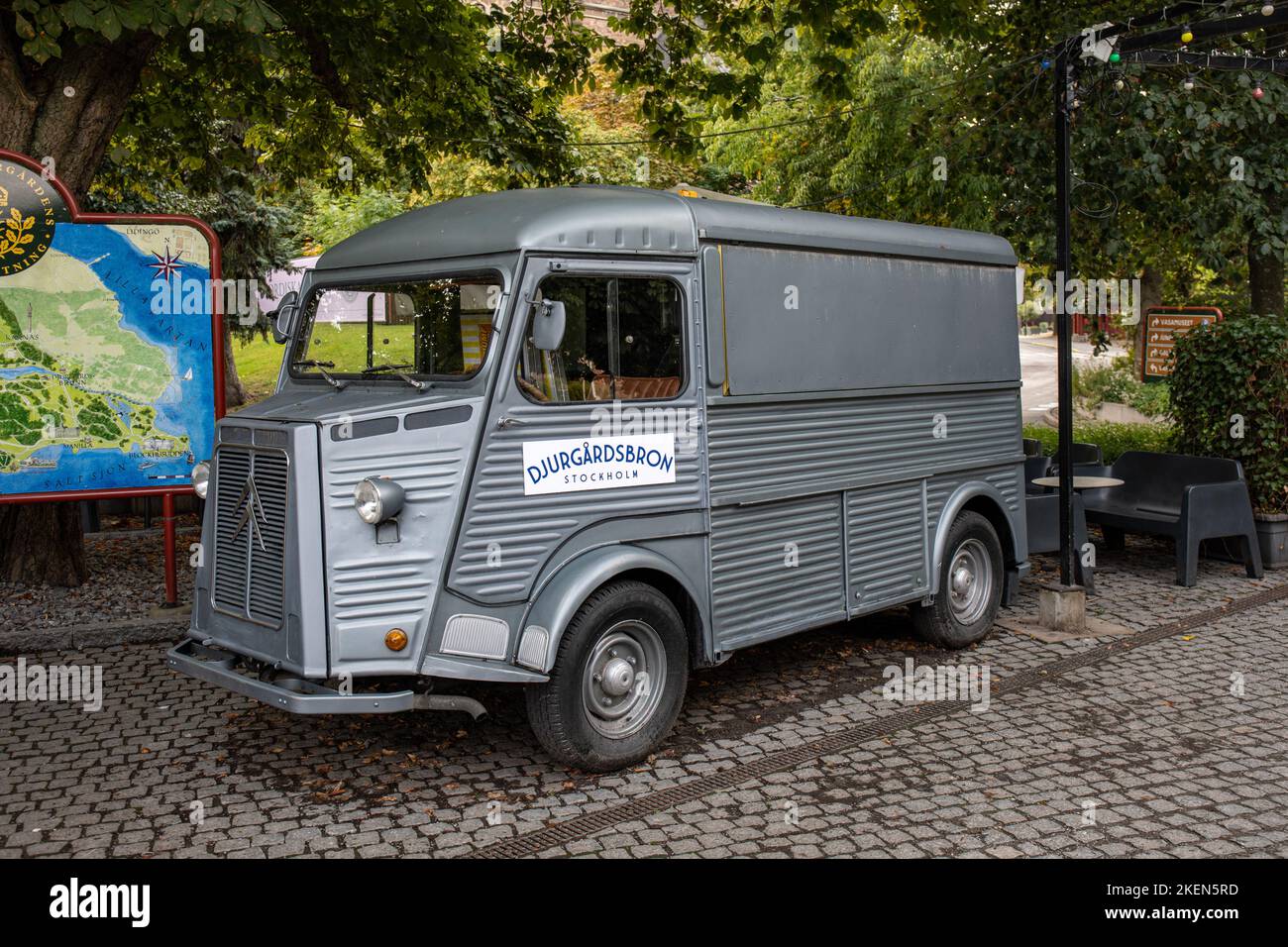 Altes Citroën H-Type Van oder HY vor dem Restaurant Djugårdsbron in Stockholm, Schweden Stockfoto