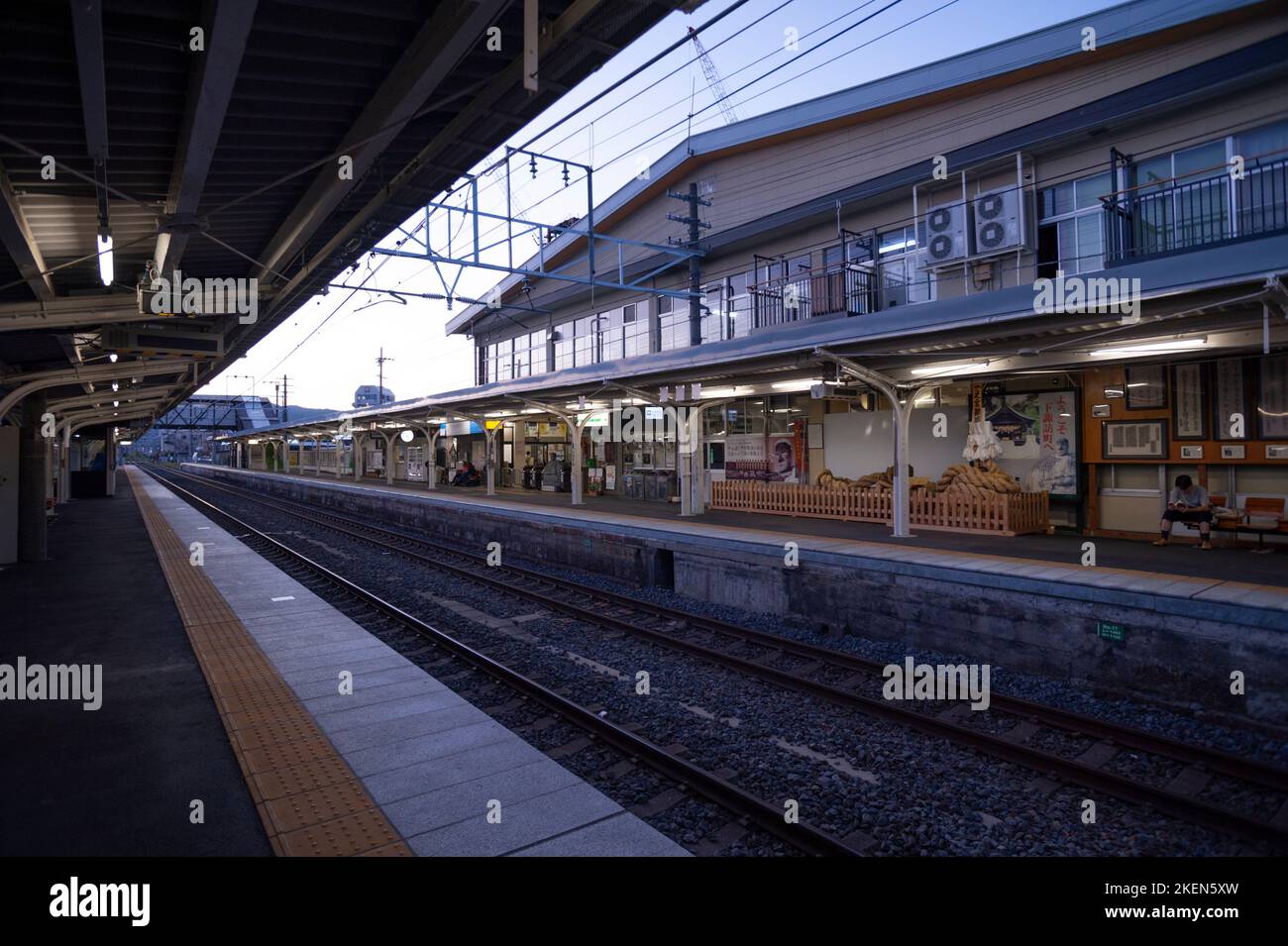 Shimosuwa Station, an der Chuo Main Line, fast verlassen in der Dämmerung. Stockfoto