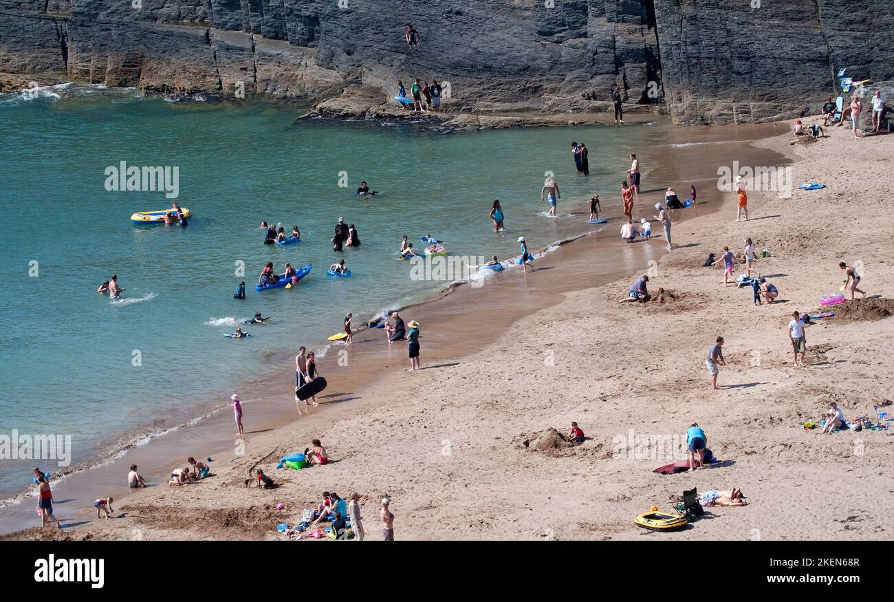 Überfüllten Strand bei Urlaubern im Sommer bei Mwnt Cardigan Ceredigion Wales UK Stockfoto