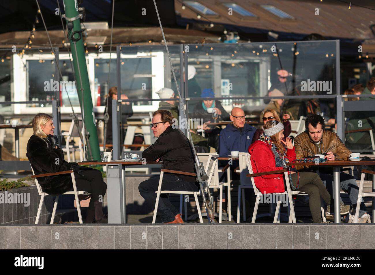 Helsinki, Uusimaa, Finnland. 12.. November 2022. Der Vatertag wird in Finnland am zweiten Sonntag im November begangen. Es ist kein offizieller Feiertag in Finnland, aber die Menschen feiern es sowieso an diesem Wochenende, weil Väter, Vorväter und Vaterfiguren für die Familie und die finnische Kultur wichtig sind. Die Leute gehen mit der Familie aus oder feiern zu Hause. (Bild: © Marina Takimoto/ZUMA Press Wire) Stockfoto