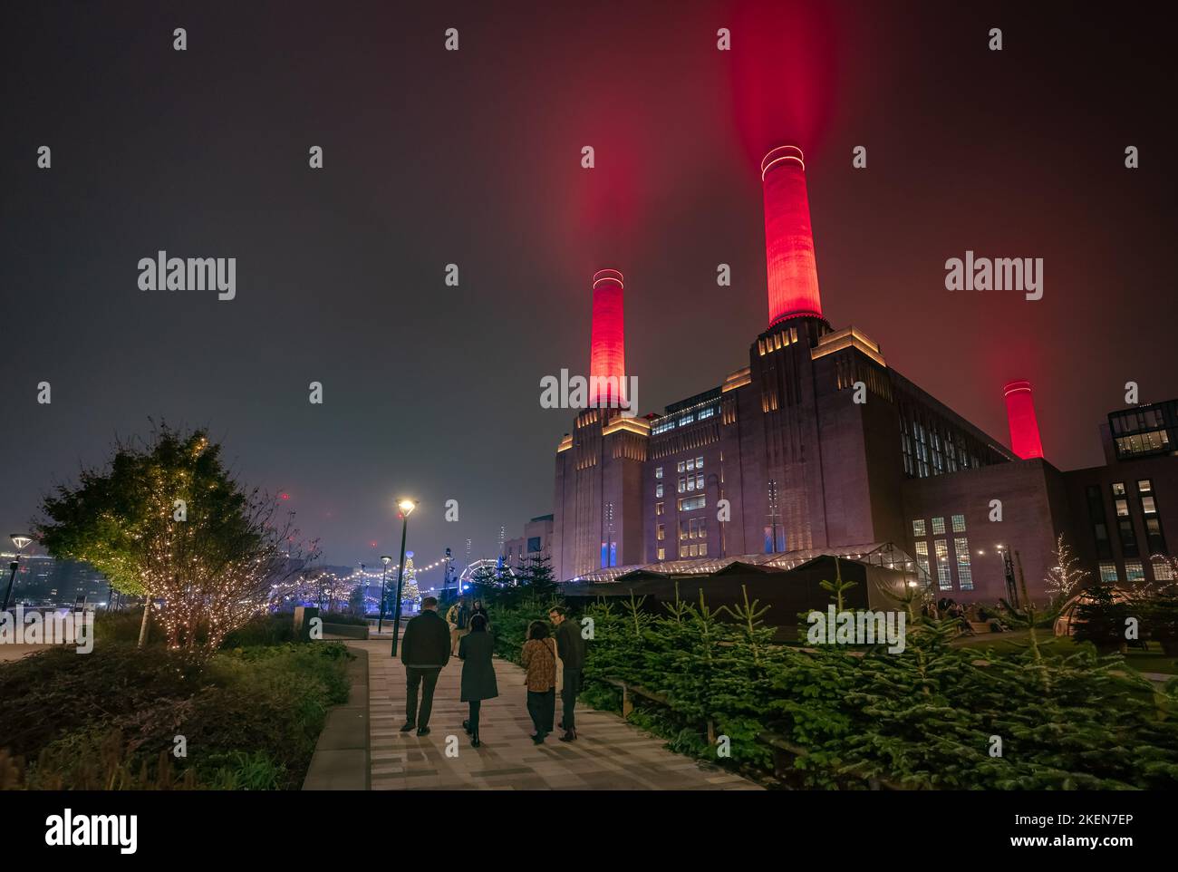 London, Großbritannien. 13.. November 2022. Battersea Power Station Weihnachtsbeleuchtung Lichter und Bäume. Kredit: Guy Corbishley/Alamy Live Nachrichten Stockfoto
