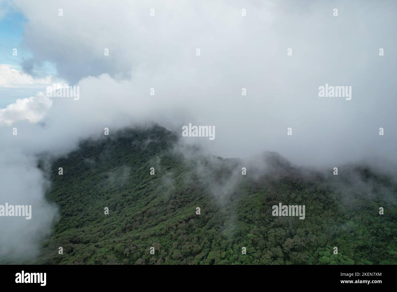 Flauschige Wolken über dem Mombacho Vulkan in Nicaragua Luftdrohnenansicht Stockfoto