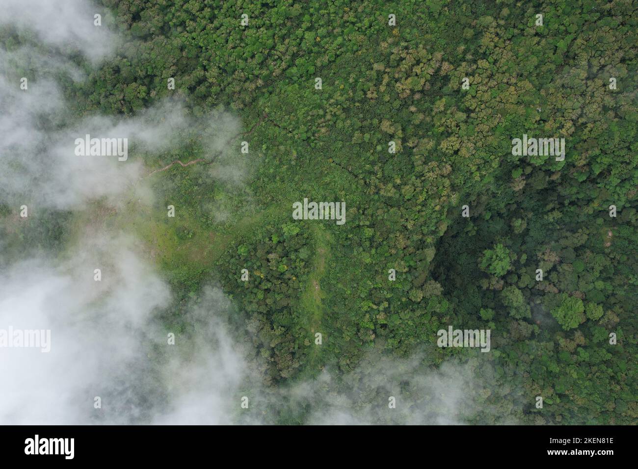 Grüne Landschaft des Mombacho Vulkans Luftdrohne Draufsicht Stockfoto
