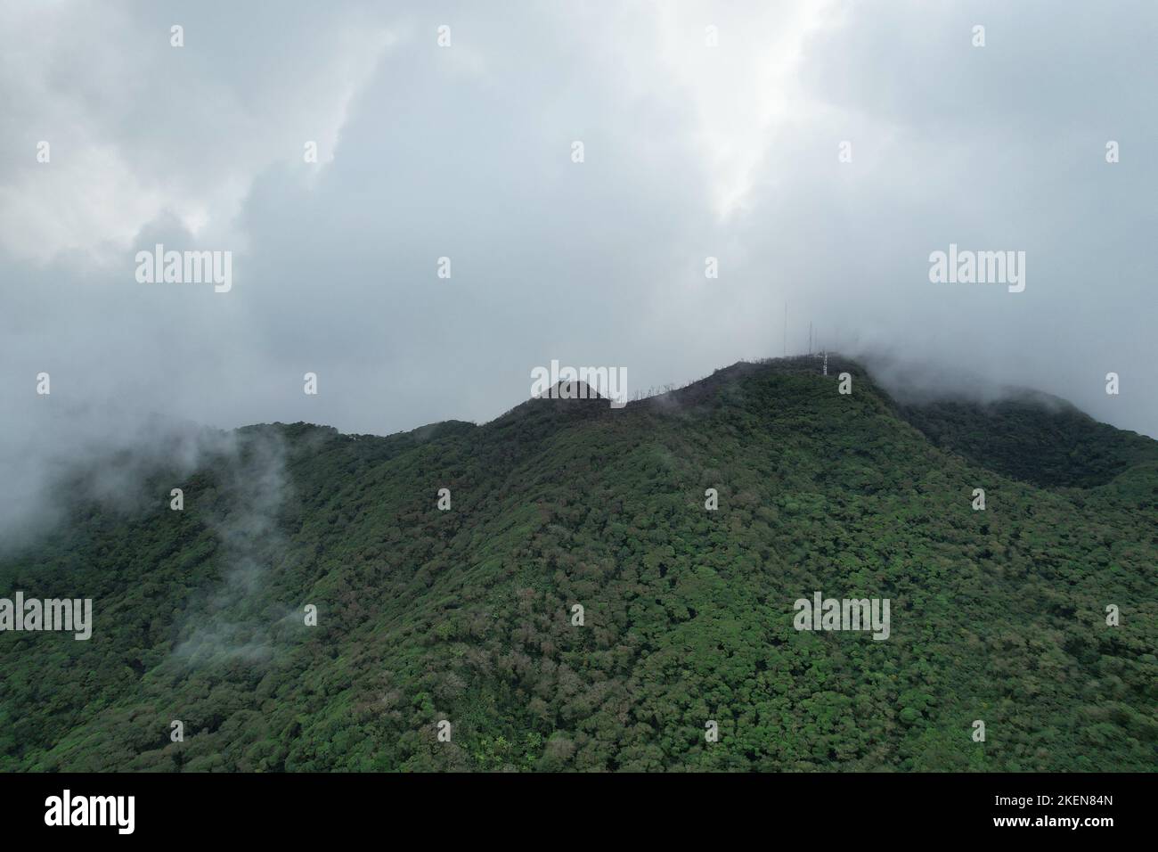 Grüne Naturlandschaft des Mombacho Vulkans Luftdrohne Ansicht Stockfoto