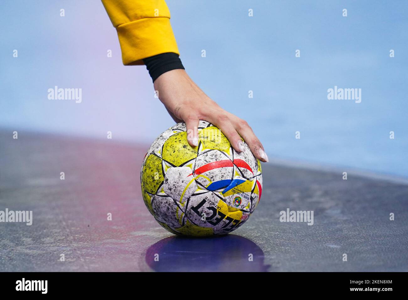 SKOPJE, MAZEDONIEN - 13. NOVEMBER: Schiedsrichterball während der Hauptrunde - EHF EURO 2022 Spiel zwischen Frankrijk und Montenegro in der Arena Boris Trajkovski am 13. November 2022 in Skopje, Mazedonien (Foto: Henk Seppen/Orange Picches) Stockfoto