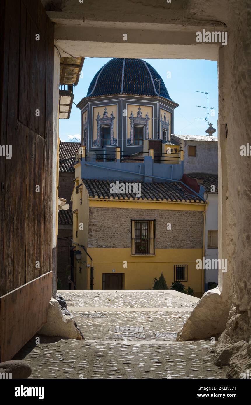 Geflieste Kuppel der Pfarrkirche unserer Lieben Frau von der Himmelfahrt durch eine Veranda, Onda, Castellon, Spanien Stockfoto