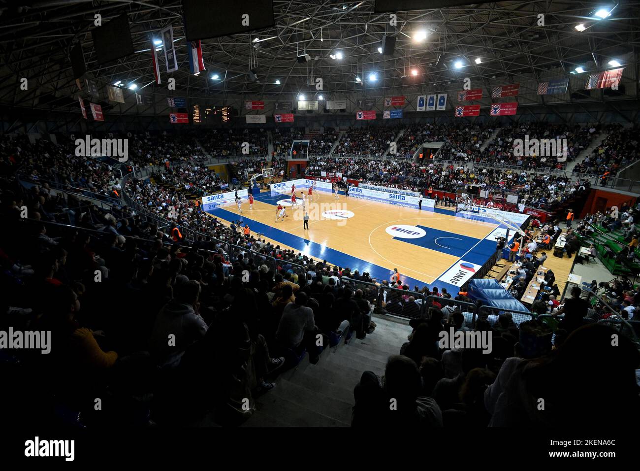 Zagreb, Kroatien. 13.. November 2022. ZAGREB, KROATIEN - 13. NOVEMBER: Eine allgemeine Ansicht während des FIBA EuroBasket 2025 Pre-Qualifier-Spiels zwischen Kroatien und Polen im Basketball Center Drazen Petrovic am 13. November 2022 in Zagreb, Kroatien. Foto von Marko Lukunic/PIXSELL Credit: Pixsell Foto- und Videoagentur/Alamy Live News Stockfoto