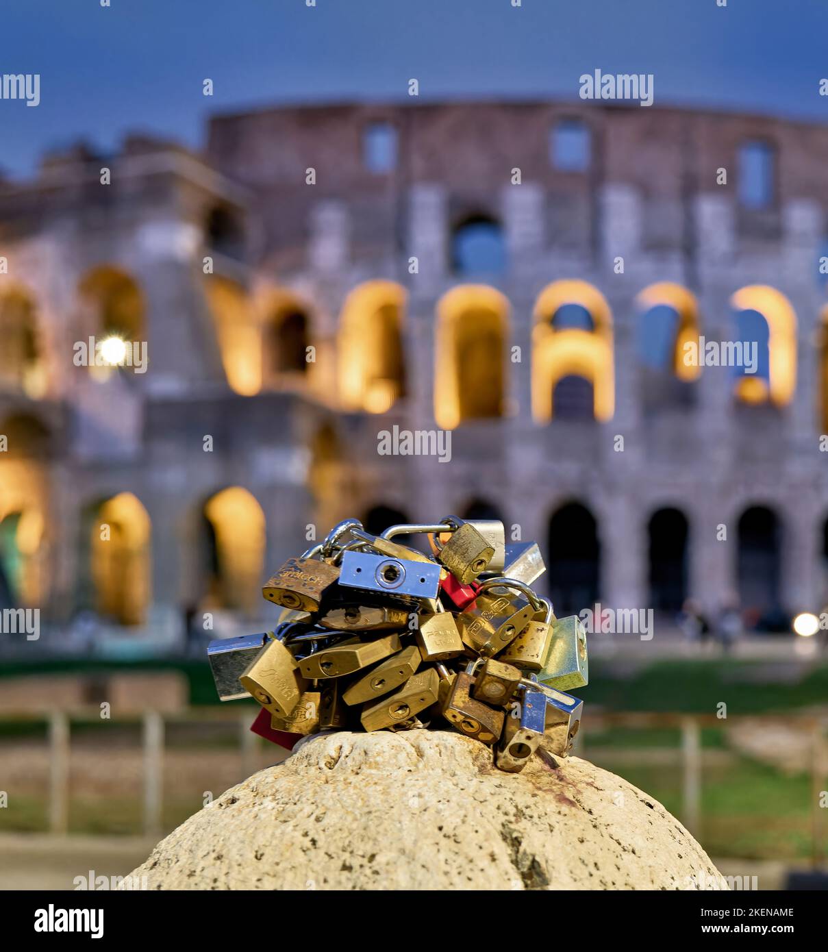 Rom Latium Italien. Liebe Vorhängeschlösser im Kolosseum Stockfoto