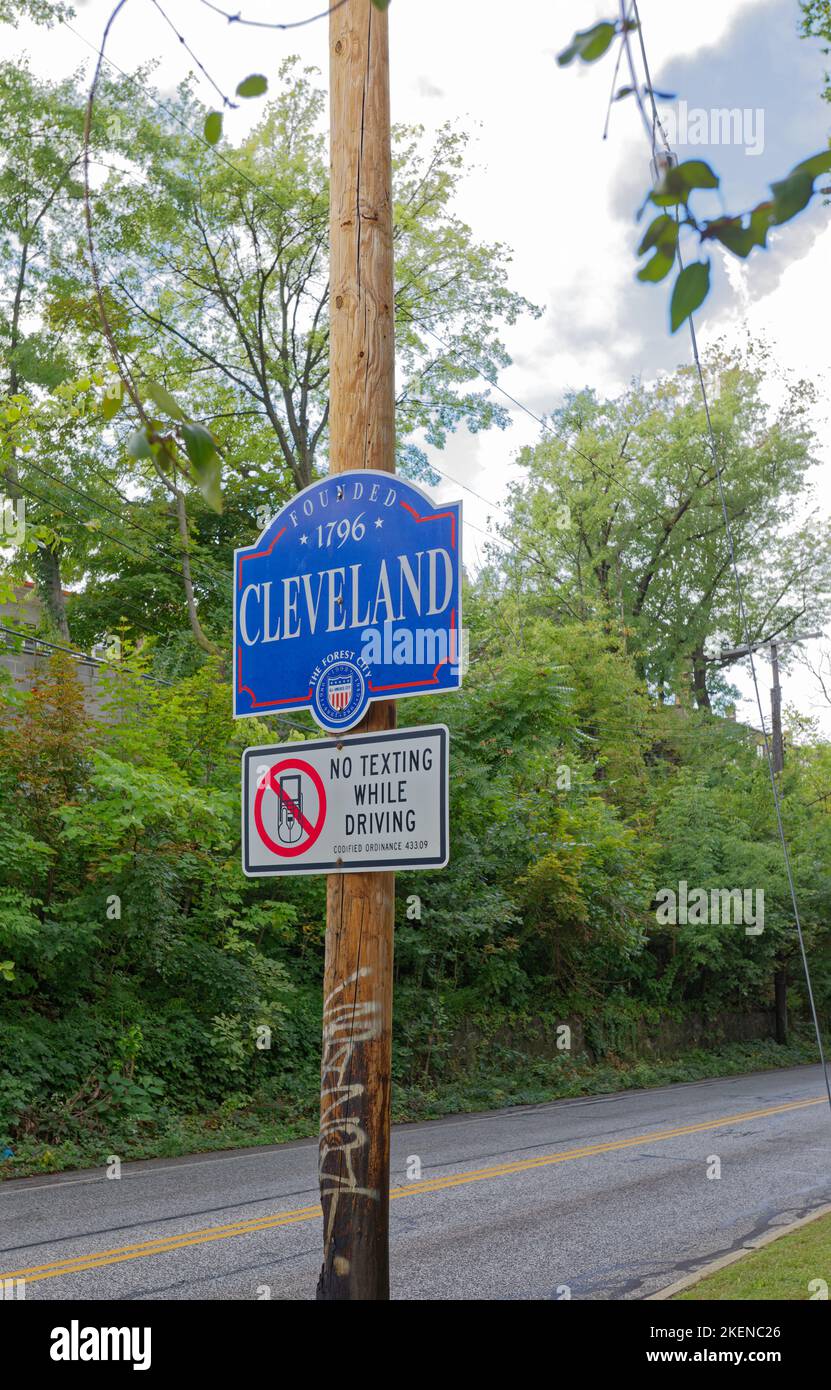Ein Straßenschild in Little Italy verkündet Cleveland als 'Forest City'. Stockfoto