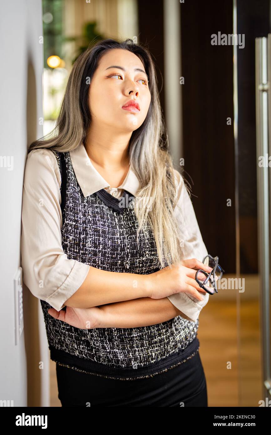 Junge weibliche Data Scientist wartet an der Tür zu einem Konferenzraum Stockfoto