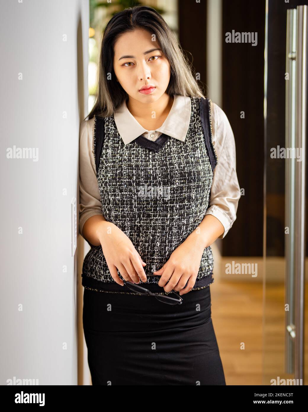 Junge weibliche Data Scientist wartet an der Tür zu einem Konferenzraum Stockfoto