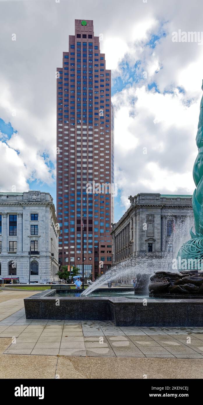 200 Public Square dominiert den Blick vom Memorial Plaza und dem Brunnen des ewigen Lebens mit der Cleveland Public Library und dem Metzenbaum U.S. Courthouse. Stockfoto