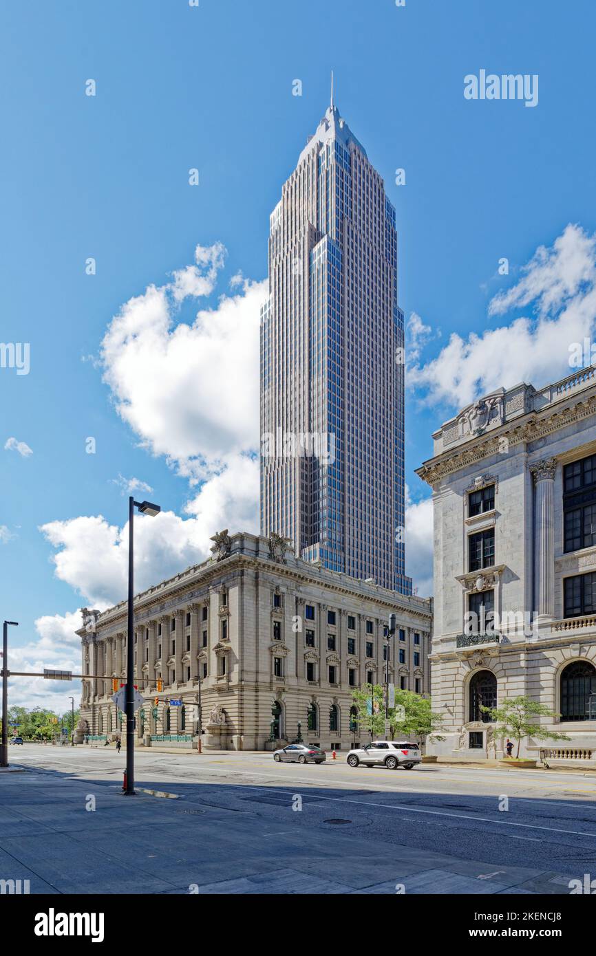 Der Key Tower ragt hinter dem US-Gerichtsgebäude von Howard M. Metzenbaum. Das Wahrzeichen-Gebäude liegt im Westen gegenüber dem Public Square und im Norden gegenüber der Cleveland Mall. Stockfoto