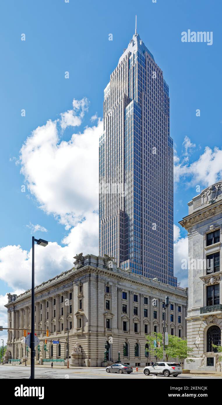 Der Key Tower ragt hinter dem US-Gerichtsgebäude von Howard M. Metzenbaum. Das Wahrzeichen-Gebäude liegt im Westen gegenüber dem Public Square und im Norden gegenüber der Cleveland Mall. Stockfoto