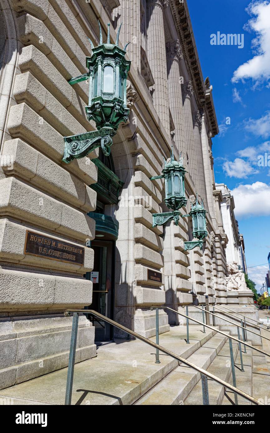 Vordere Schritte des Howard M. Metzenbaum U.S. Courthouse auf der Superior Avenue im Stadtzentrum von Cleveland. Stockfoto