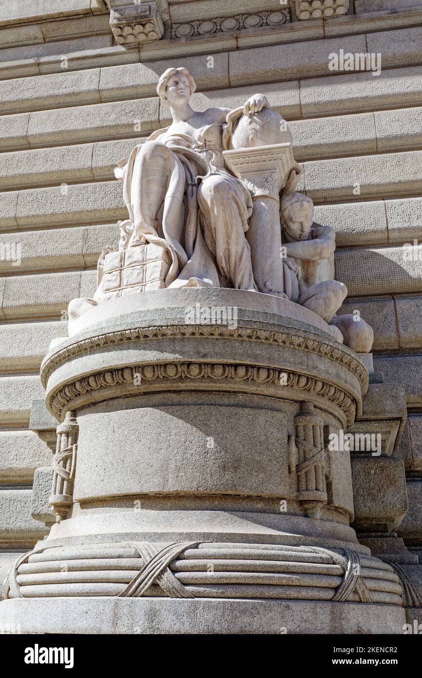 „Commerce“, eine von Daniel Chester French Skulpturen, die den Eingang der Superior Avenue des US-Gerichtsgebäudes Howard M. Metzenbaum flankieren. Stockfoto