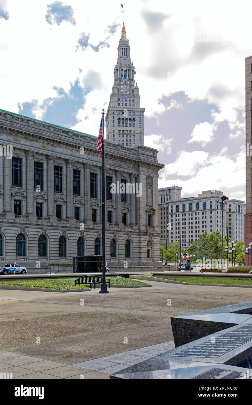 Von der Cleveland Mall aus gesehen erhebt sich das Tower City Center hinter dem US-Gerichtsgebäude Howard M. Metzenbaum. Das Gerichtsgebäude aus grauem Granit ist in der National-Liste aufgeführt Stockfoto