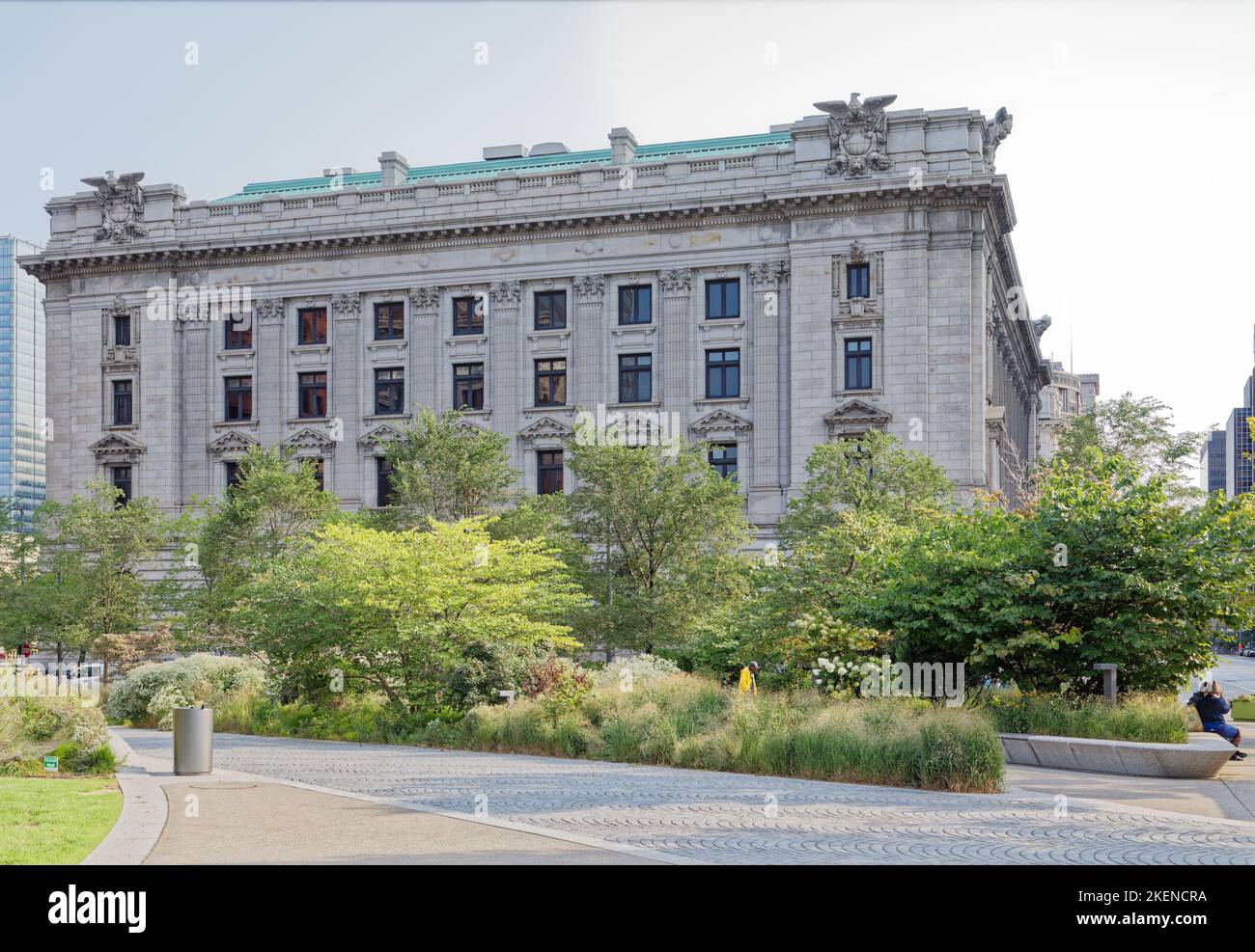 Die westliche Fassade des US-Gerichtsgebäudes Howard M. Metzenbaum blickt auf den Public Square von Cleveland. Stockfoto